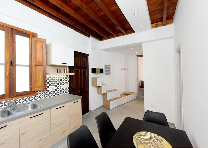 Pera 2-bedroom In The Center Of * リンドス